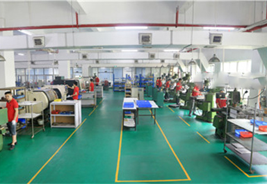 6臺銑床，3臺自動攻牙機,1臺噴砂機 